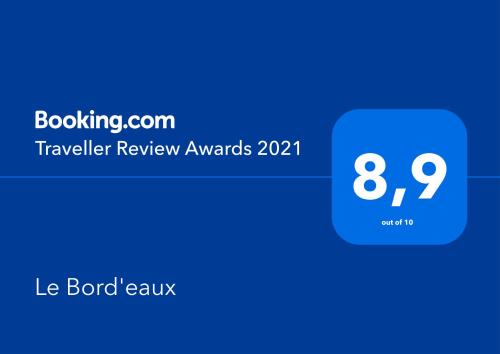 a blue box with the number on it at STUDIOS La Varenne Saint Maur entre PARIS ET DISNEYLAND in Saint-Maur-des-Fossés