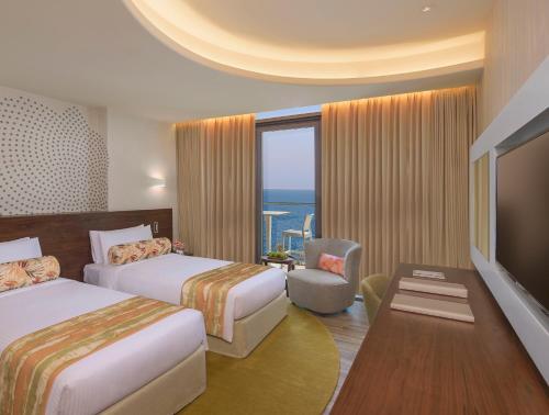Postel nebo postele na pokoji v ubytování The Retreat Palm Dubai MGallery by Sofitel