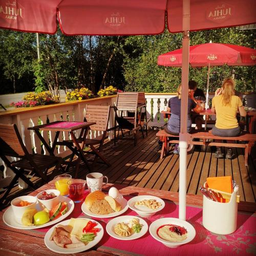 een tafel met borden voedsel op een dek bij Holiday Village Nuorgamin Lomakeskus in Nuorgam
