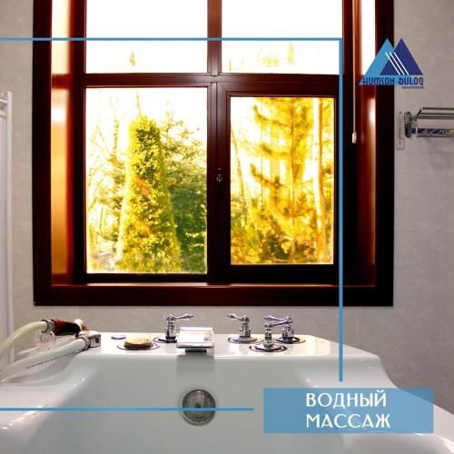 a bathroom with a sink and a window at HUMSON BULOQ SANATORIUM in Khumson