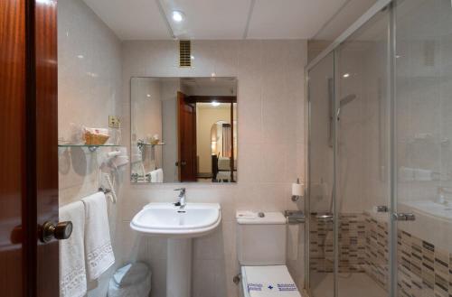 リンコン・デ・ラ・ビクトリアにあるリンコン ソルのバスルーム(洗面台、トイレ、シャワー付)