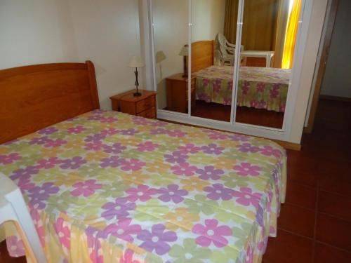 Katil atau katil-katil dalam bilik di Apartamentos Varandas da Rocha