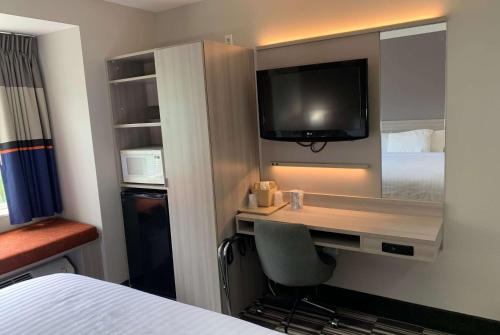Ein Bett oder Betten in einem Zimmer der Unterkunft Microtel Inn by Wyndham Charlotte Airport