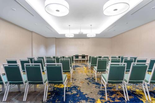 Zona business o sala conferenze di La Quinta Inn & Suites by Wyndham Orlando I-Drive Theme Parks