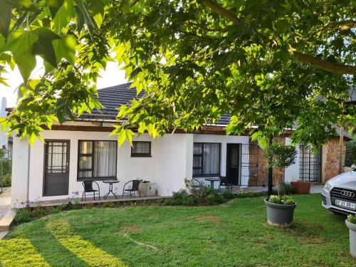 Κήπος έξω από το Steenkoppies semi self catering apartment