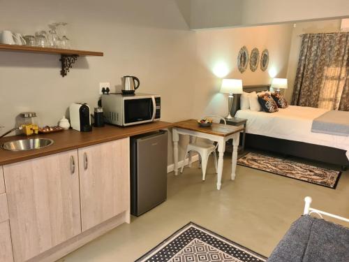 Η κουζίνα ή μικρή κουζίνα στο Steenkoppies semi self catering apartment