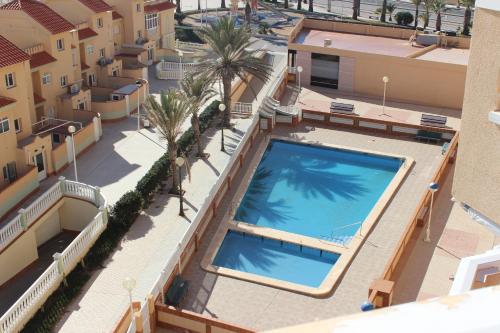 una vista aérea de una piscina en un edificio en Apartamentos Turísticos Hawaii 6, en La Manga del Mar Menor