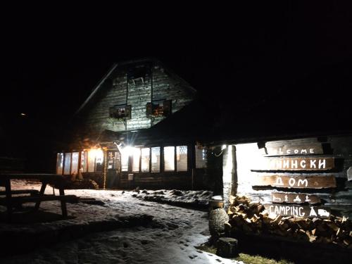 a log cabin at night with snow and lights at Planinarski dom "Tornik" Zlatibor in Ribnica