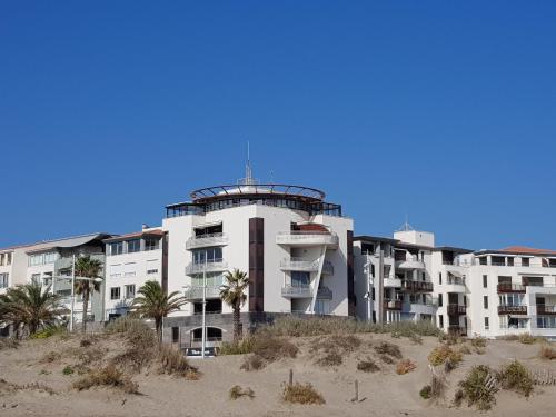 appartement 58 m 2 en 1 ere ligne ,vue mer panoramique ,2 terrasses dont une couverte résidence le Sunset