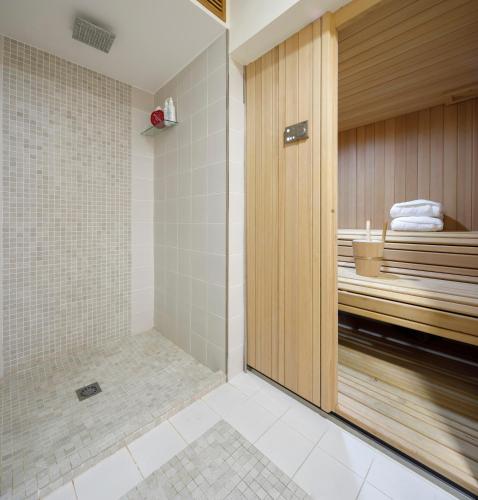 a bathroom with a walk in shower and a sink at Casa de ensueño en el Castro de Vigo y céntrica by Prishomes in Vigo
