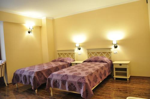 Postel nebo postele na pokoji v ubytování Vigo Grand Hotel