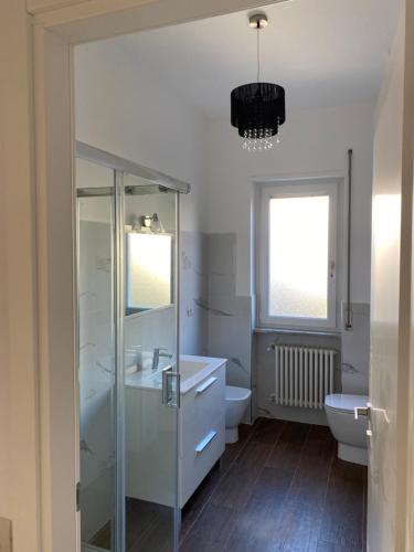 bagno con doccia in vetro e lavandino di Suite in Città residence a Isernia