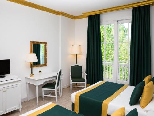 Postel nebo postele na pokoji v ubytování Gardaland Hotel