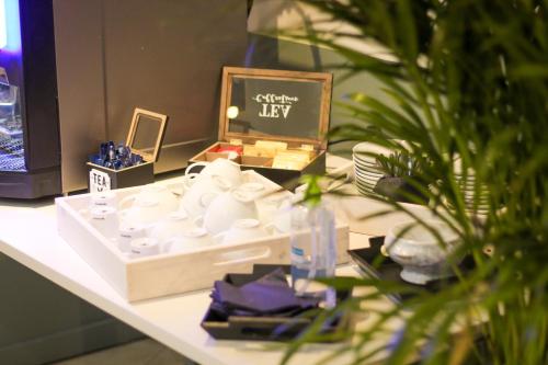 a table with a box of chinainyiny keys and a plant at Logis Hôtel & Restaurant du Sauvage in La Ferté-Gaucher