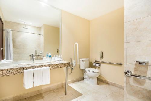 uma casa de banho com um WC, um lavatório e um chuveiro em Holiday Inn Express Quito, an IHG Hotel em Quito