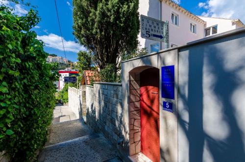 eine Treppe, die zu einem Gebäude mit einer Wand führt in der Unterkunft Guesthouse Matusic in Dubrovnik