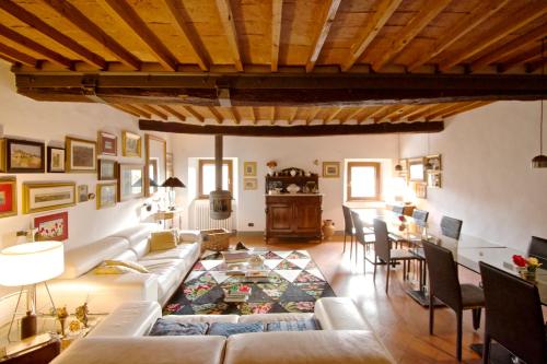 sala de estar con sofá y mesa en La Casa Di Adelina, en Monticchiello
