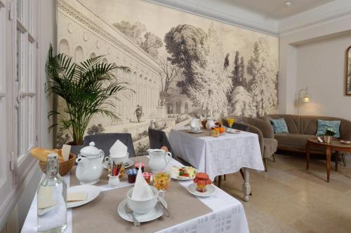 - un salon avec une table et un service à thé dans l'établissement Hotel du Palais, à Montpellier