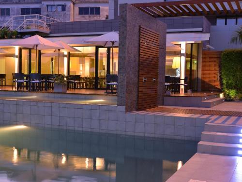 Bazén v ubytování Hôtel Le Cristal nebo v jeho okolí