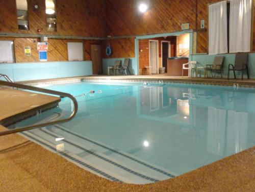 a large swimming pool in a building at Eastern Inn & Suites (formerly Eastern Inns) in North Conway