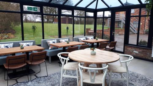 Un restaurante u otro lugar para comer en Rylands Farm Guest House