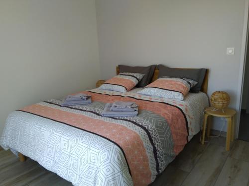 Un pat sau paturi într-o cameră la Maison de vacances près de la mer à Créances