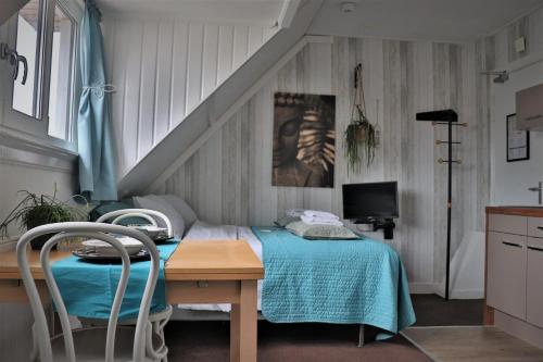 sypialnia z łóżkiem i stołem z krzesłami w obiekcie Bed & Breakfast Hotel Zandvoort w Zandvoort