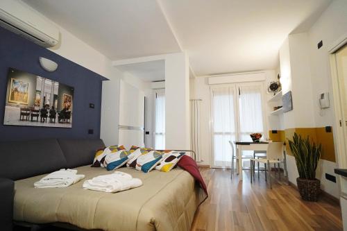 米蘭的住宿－Palazzo Candiani，一间卧室配有一张床,上面有两条毛巾