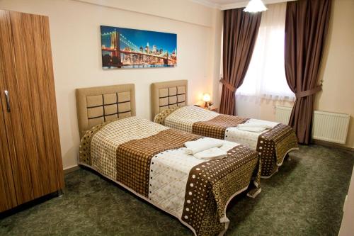 A bed or beds in a room at Hotel Zileli