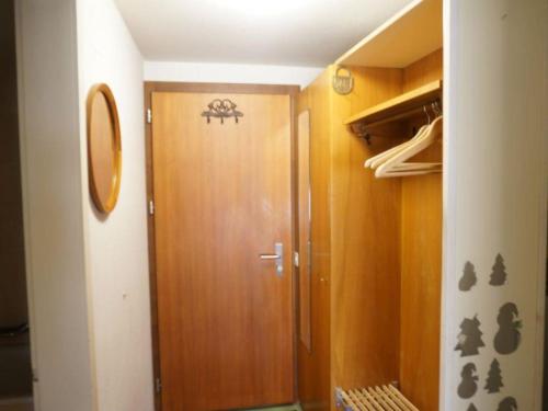 een kast met een houten deur in een kamer bij Apartment La Sarine 13 by Interhome in Gstaad