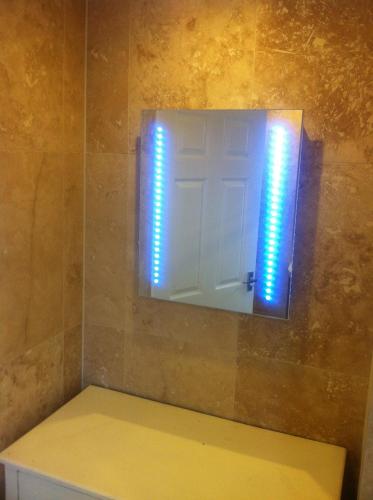 a mirror with a white door in a bathroom at Bridge Hotel Brandon in Brandon