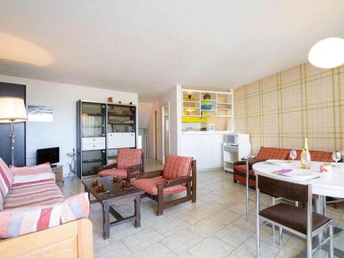 un salon avec un canapé et une table dans l'établissement Apartment Ulysse Port de Plage by Interhome, au Grau-du-Roi