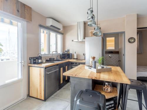 une cuisine avec un comptoir en bois dans une pièce dans l'établissement Apartment L'Amirauté by Interhome, à Hyères