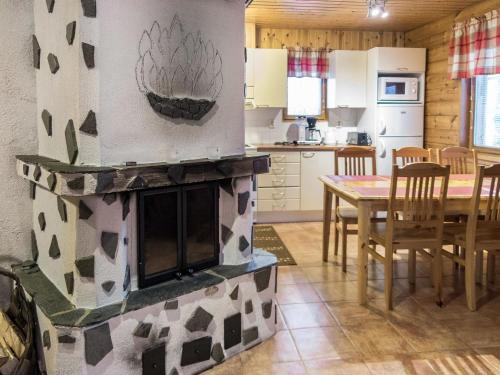 Køkken eller tekøkken på Holiday Home Lapinkulta b by Interhome