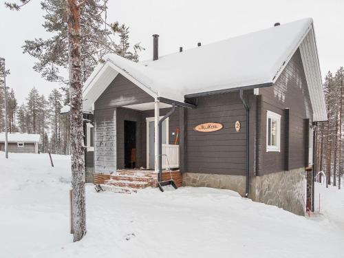 Cabaña pequeña en la nieve con nieve en el suelo en Holiday Home Villa kero by Interhome, en Äkäslompolo