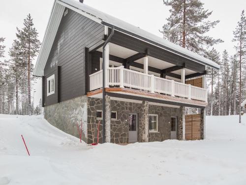 Cabaña de madera con balcón en la nieve en Holiday Home Villa kero by Interhome, en Äkäslompolo
