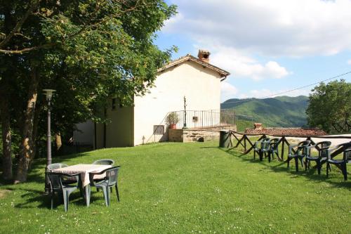 a group of tables and chairs in a yard at Agriturismo Sacchiafarm in Borgo Pace