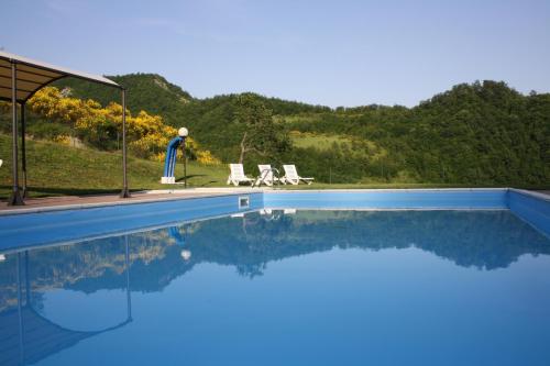 a swimming pool with a view of a mountain at Agriturismo Sacchiafarm in Borgo Pace