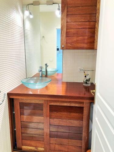 une salle de bain avec deux lavabos et un grand miroir dans l'établissement LUCIA appartement standing vue bassin, à Arcachon