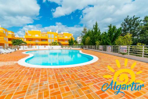 uma imagem de uma piscina num resort em Royal Cabanas Golf by Algartur em Cabanas de Tavira