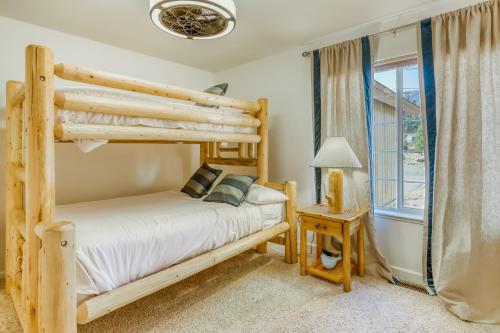 Krevet ili kreveti na sprat u jedinici u okviru objekta Life on Mt Olympia