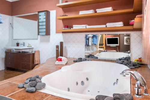 ein großes Bad mit einer Badewanne und einem Waschbecken in der Unterkunft Spr Ático in Santa Úrsula