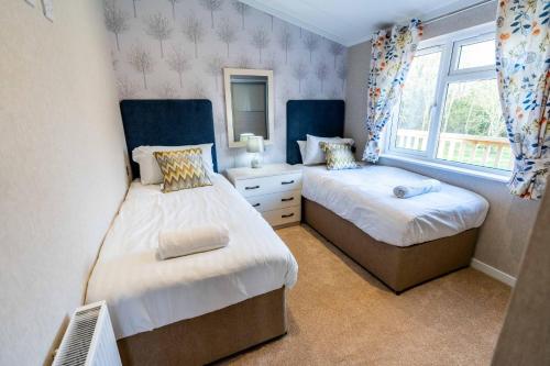 The Deneb في Amotherby: سريرين توأم في غرفة بها نافذة