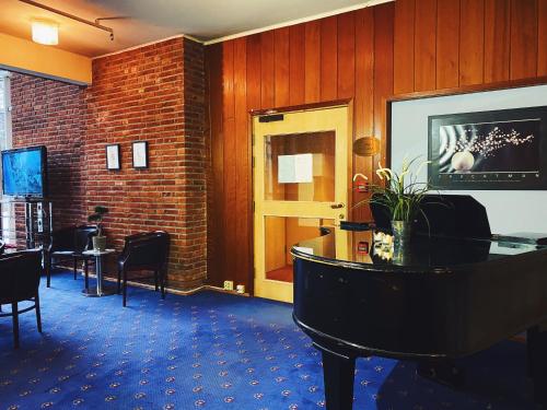 a restaurant with a table and chairs and a door at Mitt hotell & apartments in Moss