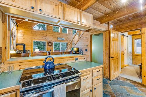 Una cocina o cocineta en Keechelus Lodge