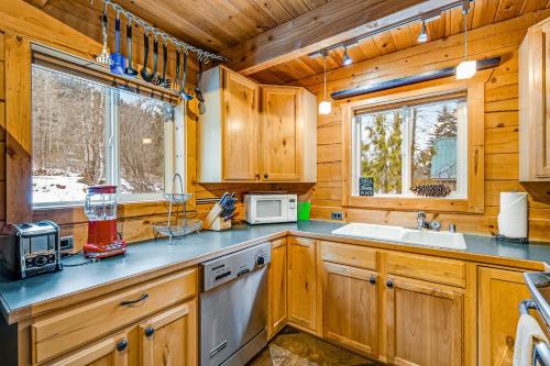 Una cocina o cocineta en Keechelus Lodge