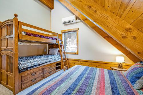 Una cama o camas en una habitación de Keechelus Lodge