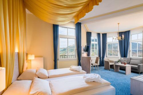 ホルンベルクにあるホテル シュロス ホルンベルクのベッドルーム1室(ベッド2台付)、リビングルームが備わります。