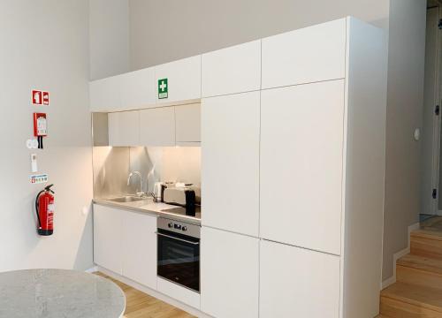 Cuisine ou kitchenette dans l'établissement Oporto Serviced Apartments - Miragaia
