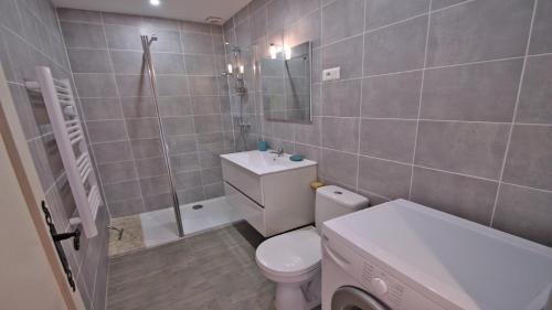 une salle de bain avec toilettes, lavabo et douche dans l'établissement El Cantarello, à Sainte-Maxime
